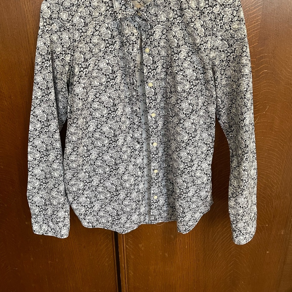 Gap boyfriend fit, black and white floral blouse extra small, as worn by Kate.